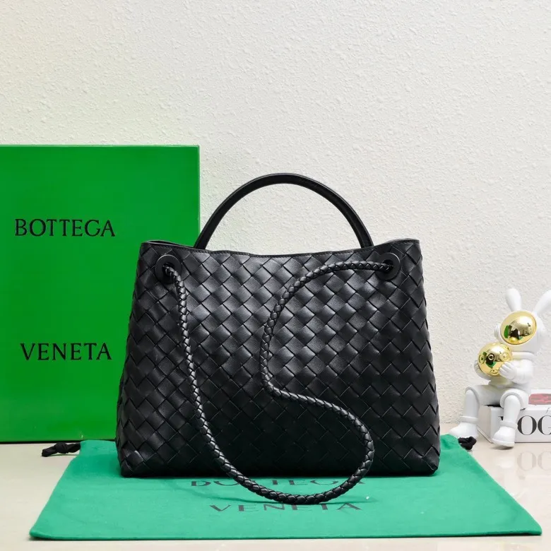 The 2023 new Andiamo batch of 2260 BV has been shipped‼ ️Really popular🔥The new Andiamo woven handbag launched by Bottega Veneta this season is really popular all over the world! ! Celebrities at home and abroad have worn it, and Oscar-winning actress Michelle Yeoh has taken it out on the street. Song Jia, Trai Yara, Yu Feihong, Sanji Ayaka, Rosie Hunting-Whiteley, Yoshioka Riho, etc. have all picked up this bag. It is classic and versatile, showing off its temperament, and the bag capacity is also large, which is very convenient for daily commuting! ! A variety of carrying methods, the shoulder straps can be adjusted by yourself, the original lambskin feels soft and delicate, and the unisex style breaks gender boundaries and brings a more practical and longer-lasting use experience. Andiamo, which has both elegant and casual styles, perfectly interprets the true appearance of "fashionable old money style". Style number: 8463 Size: 32*24*12